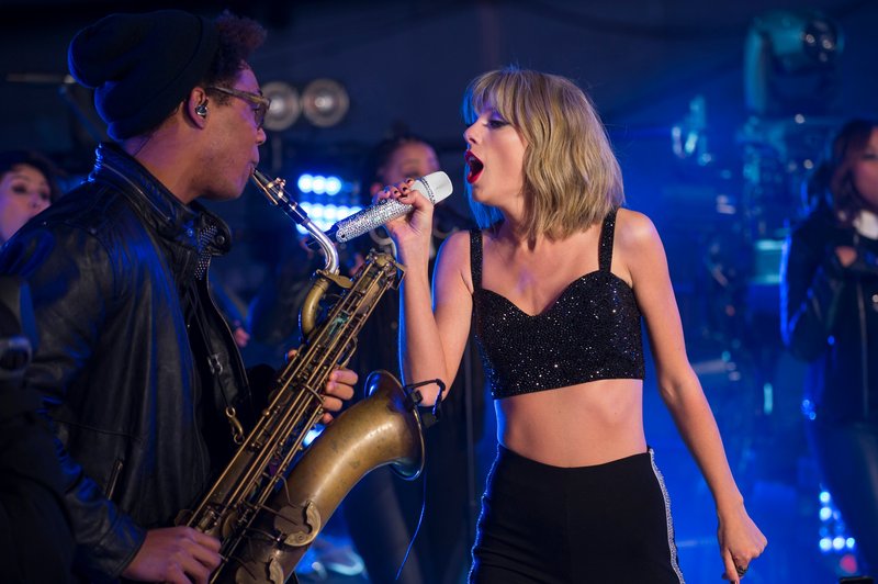 Taylor Swift at Dick Clark’s New Year’s Rockin’ Eve with Ryan Seacrest — photo 176