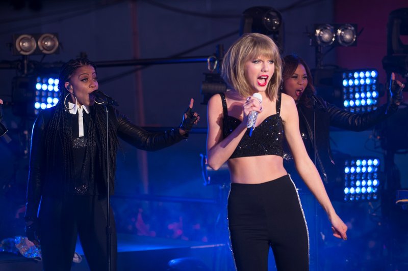 Taylor Swift at Dick Clark’s New Year’s Rockin’ Eve with Ryan Seacrest — photo 178