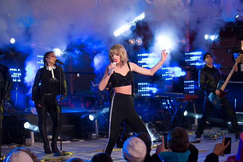 Taylor Swift at Dick Clark’s New Year’s Rockin’ Eve with Ryan Seacrest — photo 180