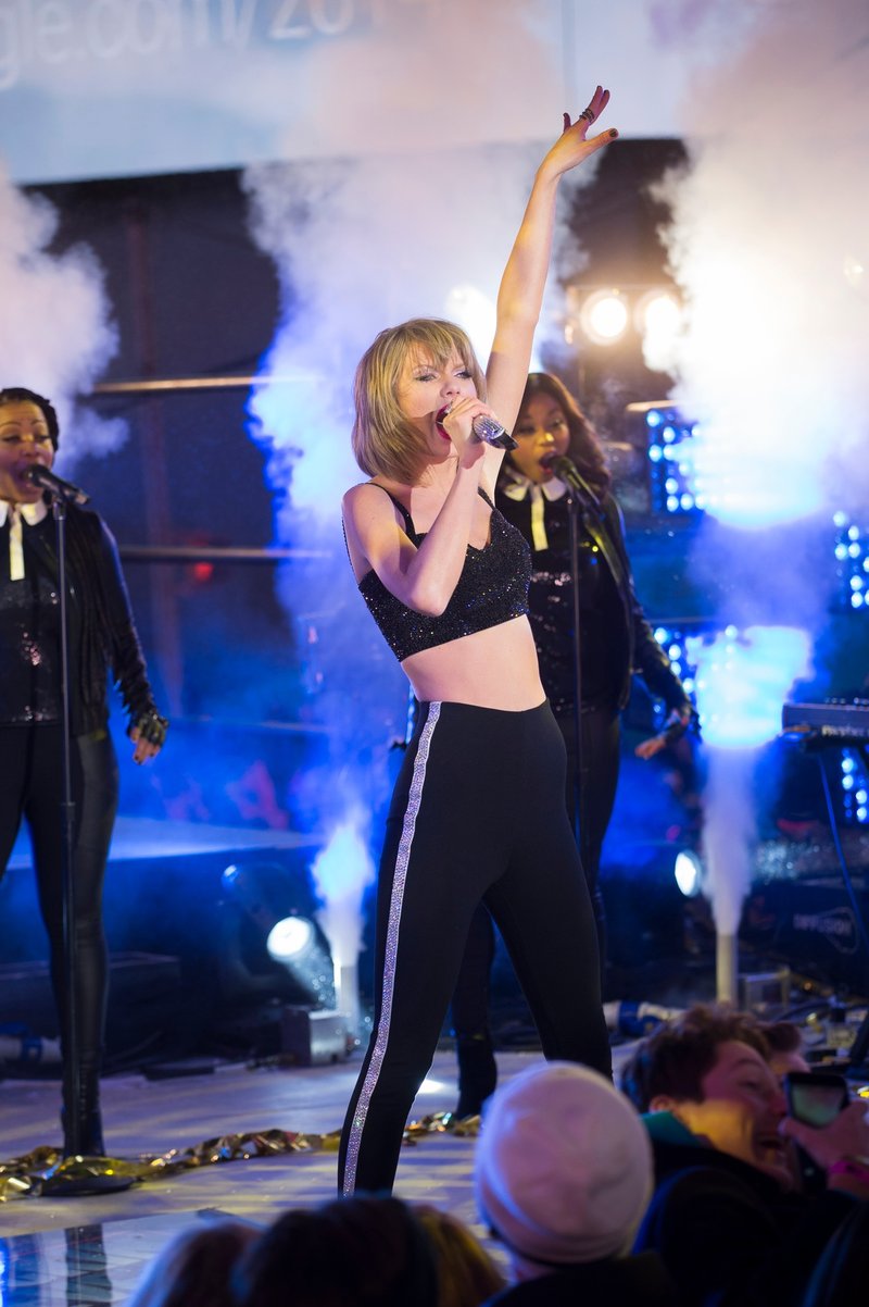 Taylor Swift at Dick Clark’s New Year’s Rockin’ Eve with Ryan Seacrest — photo 185