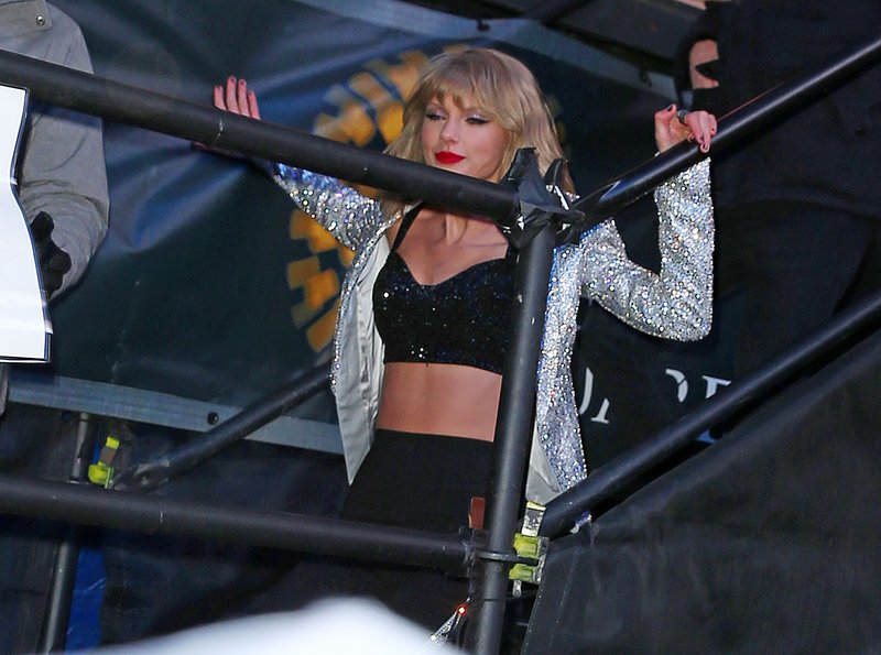 Taylor Swift at Dick Clark’s New Year’s Rockin’ Eve with Ryan Seacrest — photo 187