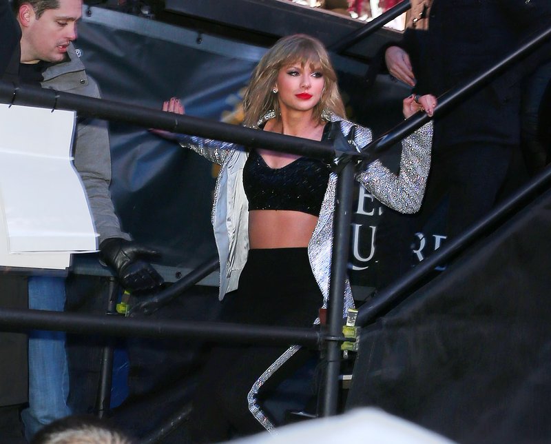 Taylor Swift at Dick Clark’s New Year’s Rockin’ Eve with Ryan Seacrest — photo 188