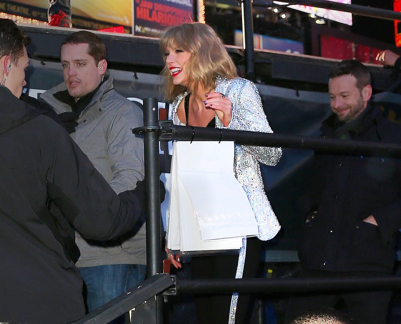 Taylor Swift at Dick Clark’s New Year’s Rockin’ Eve with Ryan Seacrest — photo 193