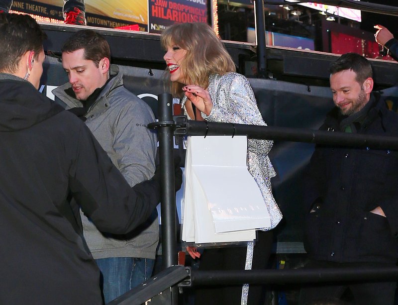 Taylor Swift at Dick Clark’s New Year’s Rockin’ Eve with Ryan Seacrest — photo 194