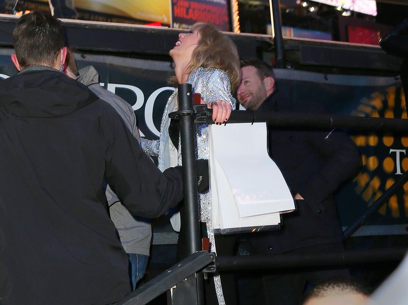 Taylor Swift at Dick Clark’s New Year’s Rockin’ Eve with Ryan Seacrest — photo 195