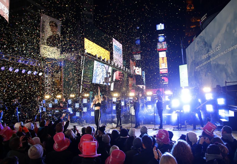 Taylor Swift at Dick Clark’s New Year’s Rockin’ Eve with Ryan Seacrest — photo 210