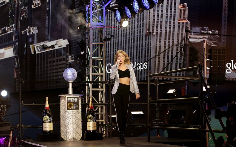 Taylor Swift at Dick Clark’s New Year’s Rockin’ Eve with Ryan Seacrest — photo 216