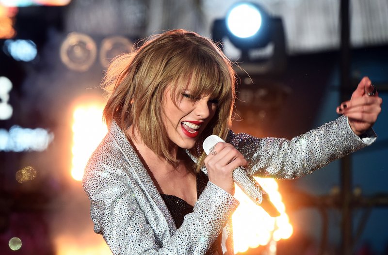 Taylor Swift at Dick Clark’s New Year’s Rockin’ Eve with Ryan Seacrest — photo 218
