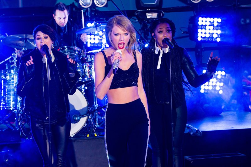 Taylor Swift at Dick Clark’s New Year’s Rockin’ Eve with Ryan Seacrest — photo 224