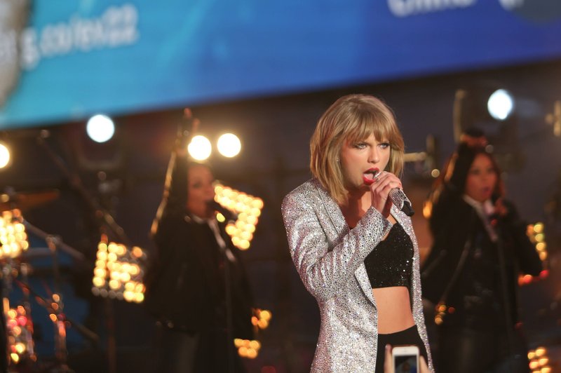 Taylor Swift at Dick Clark’s New Year’s Rockin’ Eve with Ryan Seacrest — photo 225