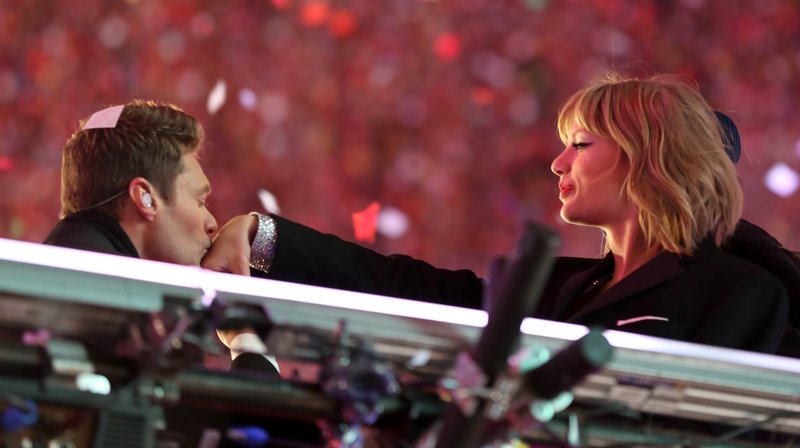 Taylor Swift at Dick Clark’s New Year’s Rockin’ Eve with Ryan Seacrest — photo 227