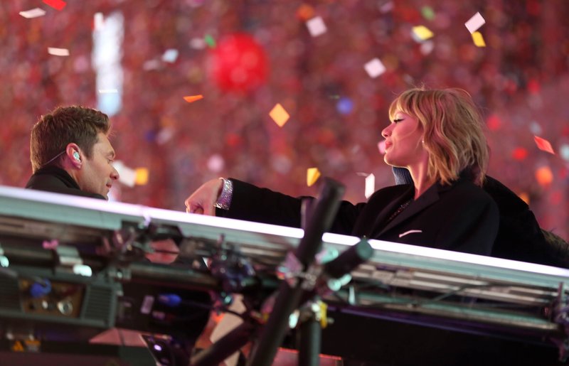 Taylor Swift at Dick Clark’s New Year’s Rockin’ Eve with Ryan Seacrest — photo 228