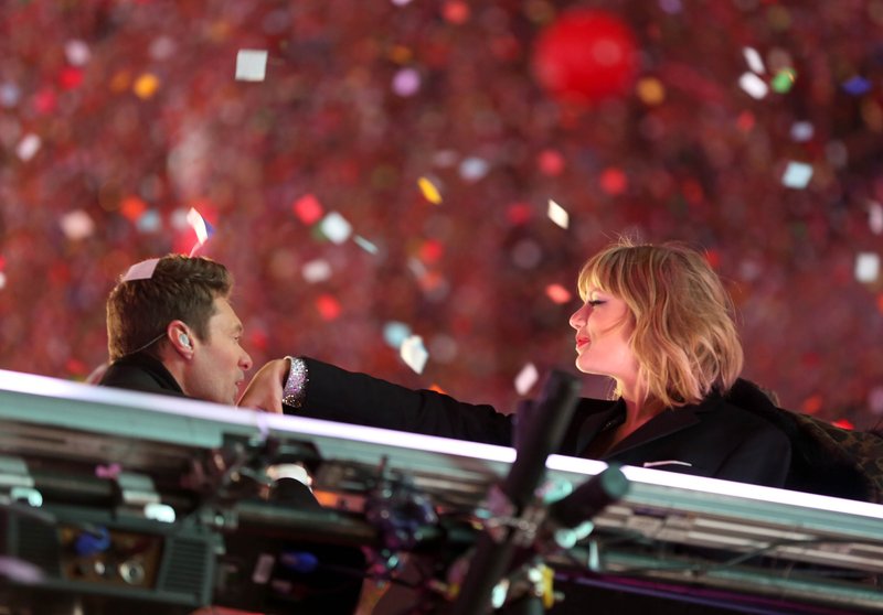 Taylor Swift at Dick Clark’s New Year’s Rockin’ Eve with Ryan Seacrest — photo 229