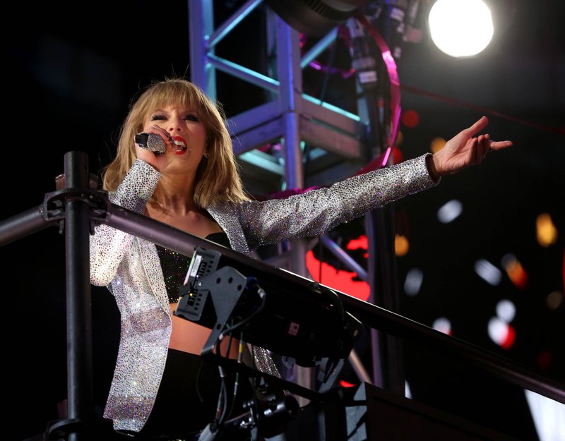 Taylor Swift at Dick Clark’s New Year’s Rockin’ Eve with Ryan Seacrest — photo 235