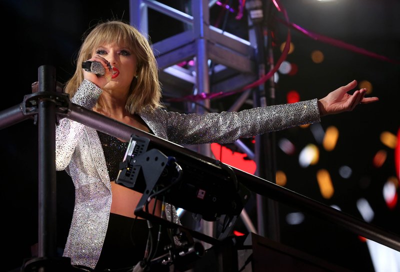 Taylor Swift at Dick Clark’s New Year’s Rockin’ Eve with Ryan Seacrest — photo 236