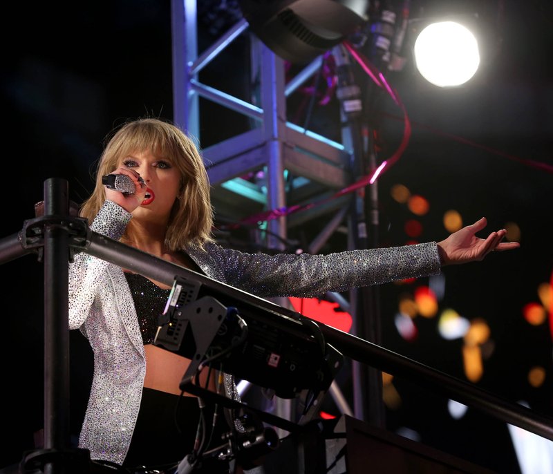 Taylor Swift at Dick Clark’s New Year’s Rockin’ Eve with Ryan Seacrest — photo 237