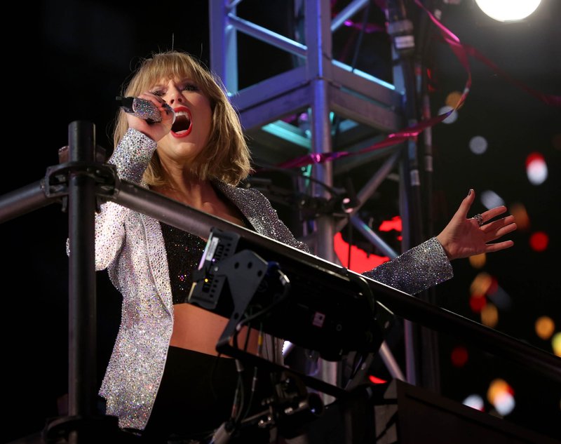 Taylor Swift at Dick Clark’s New Year’s Rockin’ Eve with Ryan Seacrest — photo 238