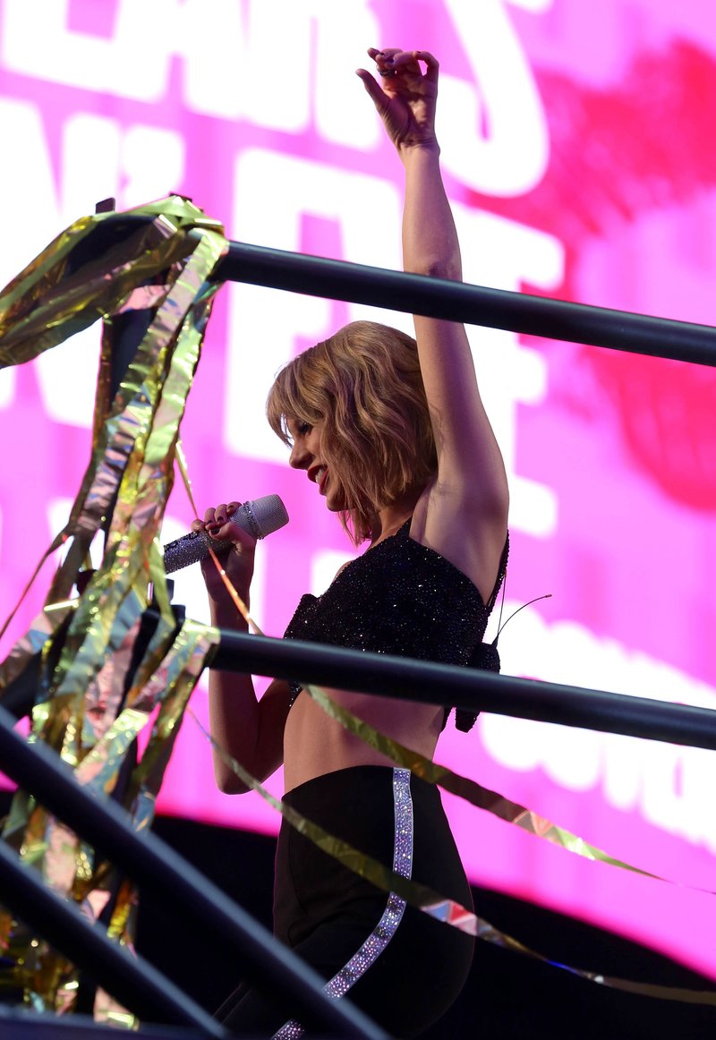 Taylor Swift at Dick Clark’s New Year’s Rockin’ Eve with Ryan Seacrest — photo 240