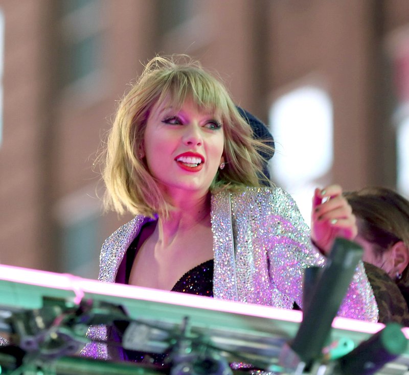 Taylor Swift at Dick Clark’s New Year’s Rockin’ Eve with Ryan Seacrest — photo 242