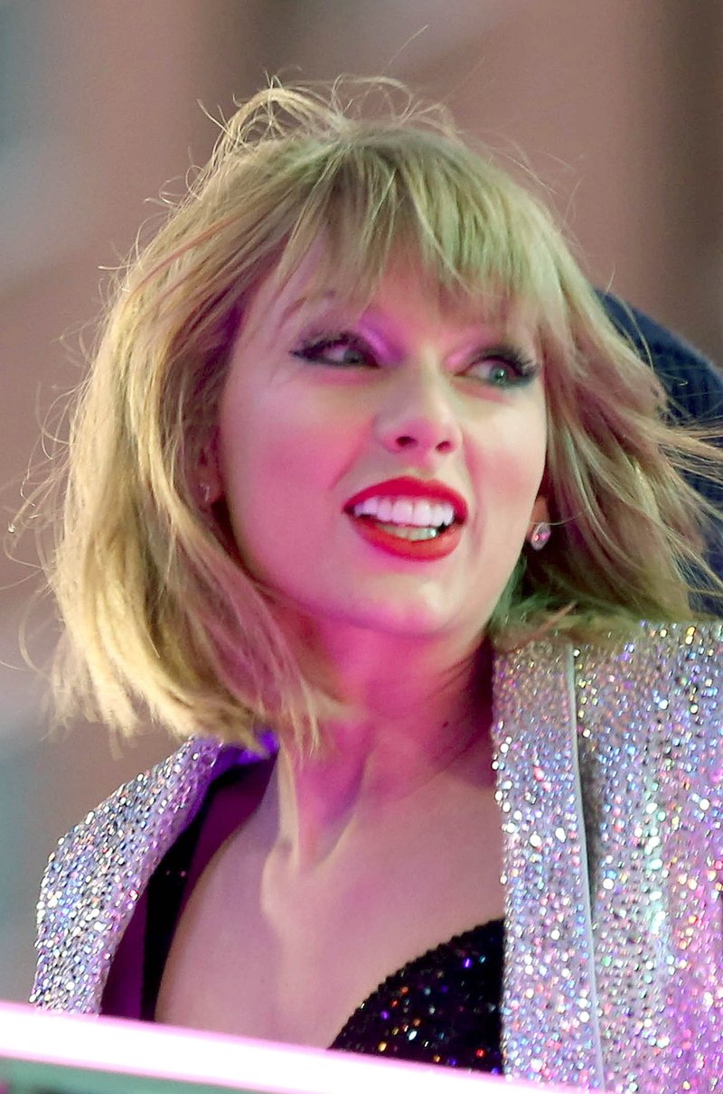 Taylor Swift at Dick Clark’s New Year’s Rockin’ Eve with Ryan Seacrest — photo 243