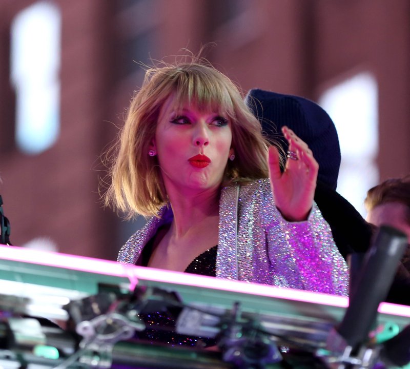 Taylor Swift at Dick Clark’s New Year’s Rockin’ Eve with Ryan Seacrest — photo 244