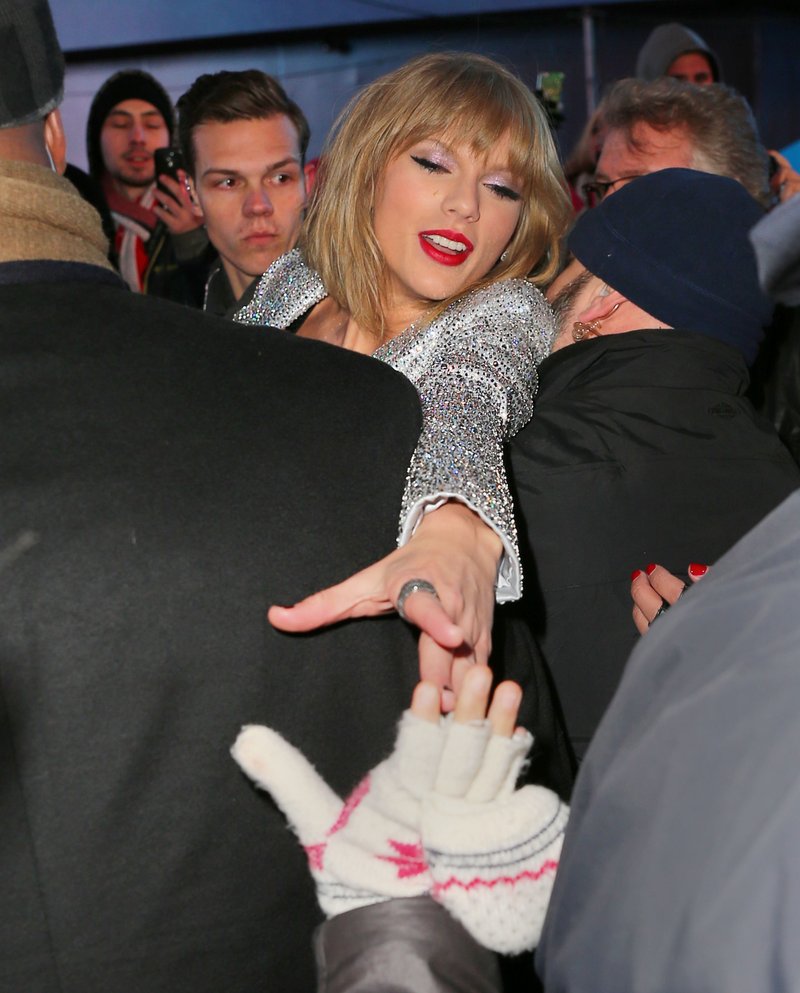 Taylor Swift at Dick Clark’s New Year’s Rockin’ Eve with Ryan Seacrest — photo 263