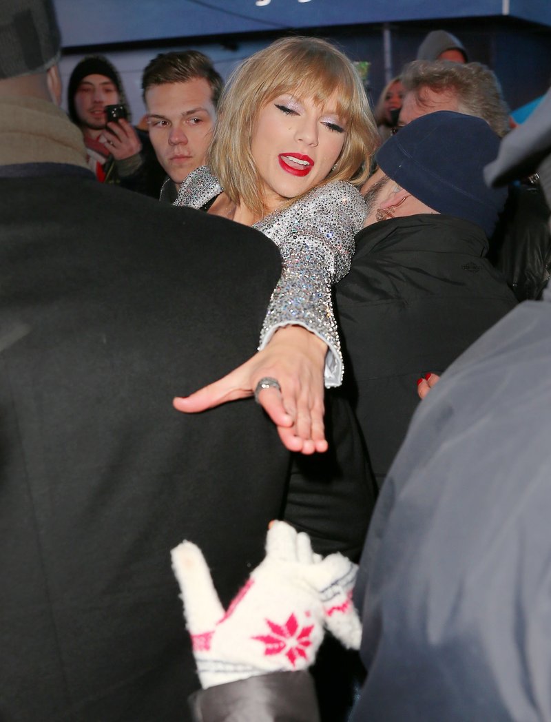 Taylor Swift at Dick Clark’s New Year’s Rockin’ Eve with Ryan Seacrest — photo 266