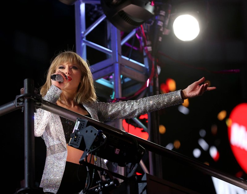 Taylor Swift at Dick Clark’s New Year’s Rockin’ Eve with Ryan Seacrest — photo 271