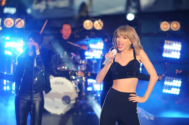 Taylor Swift at Dick Clark’s New Year’s Rockin’ Eve with Ryan Seacrest — photo 272