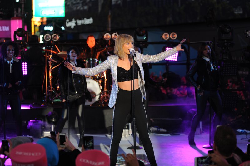Taylor Swift at Dick Clark’s New Year’s Rockin’ Eve with Ryan Seacrest — photo 274
