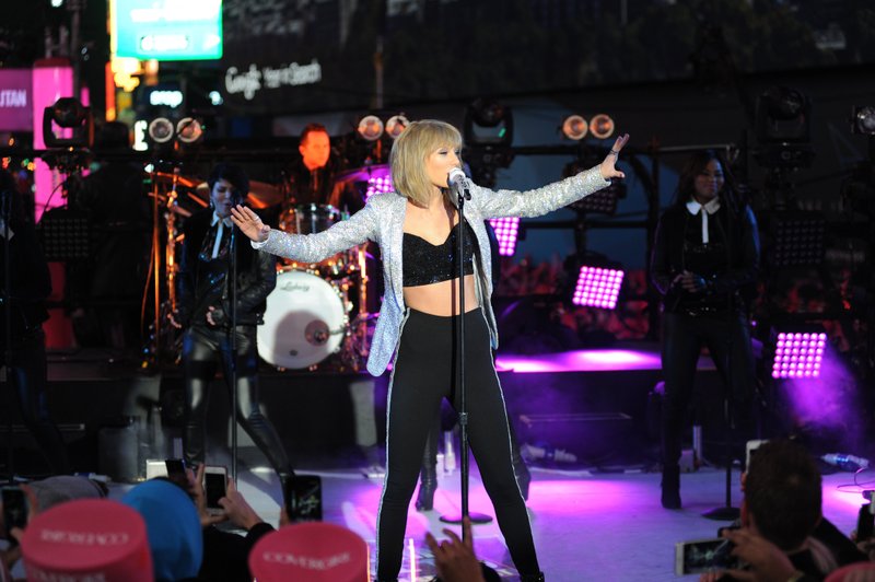 Taylor Swift at Dick Clark’s New Year’s Rockin’ Eve with Ryan Seacrest — photo 275