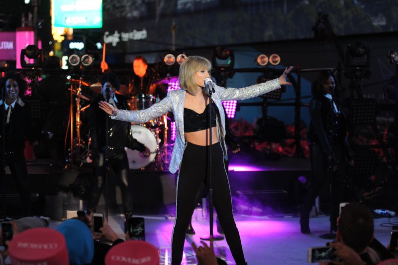 Taylor Swift at Dick Clark’s New Year’s Rockin’ Eve with Ryan Seacrest — photo 276