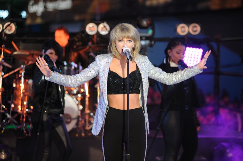 Taylor Swift at Dick Clark’s New Year’s Rockin’ Eve with Ryan Seacrest — photo 277