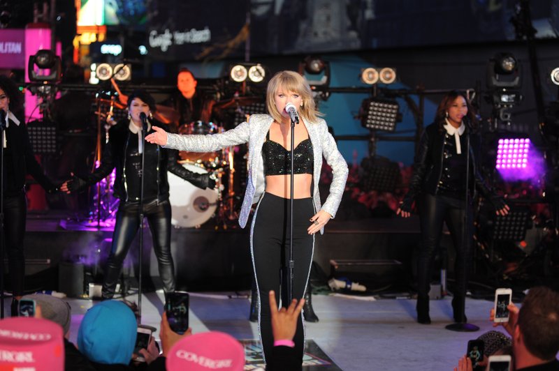Taylor Swift at Dick Clark’s New Year’s Rockin’ Eve with Ryan Seacrest — photo 278