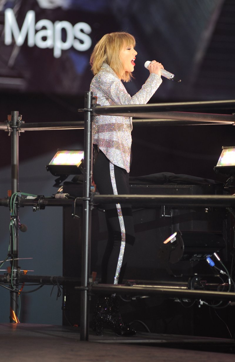 Taylor Swift at Dick Clark’s New Year’s Rockin’ Eve with Ryan Seacrest — photo 285
