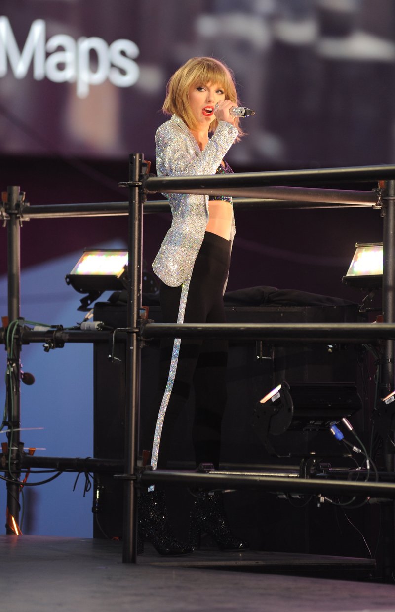 Taylor Swift at Dick Clark’s New Year’s Rockin’ Eve with Ryan Seacrest — photo 287