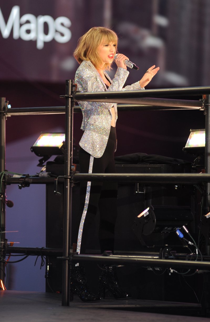 Taylor Swift at Dick Clark’s New Year’s Rockin’ Eve with Ryan Seacrest — photo 288