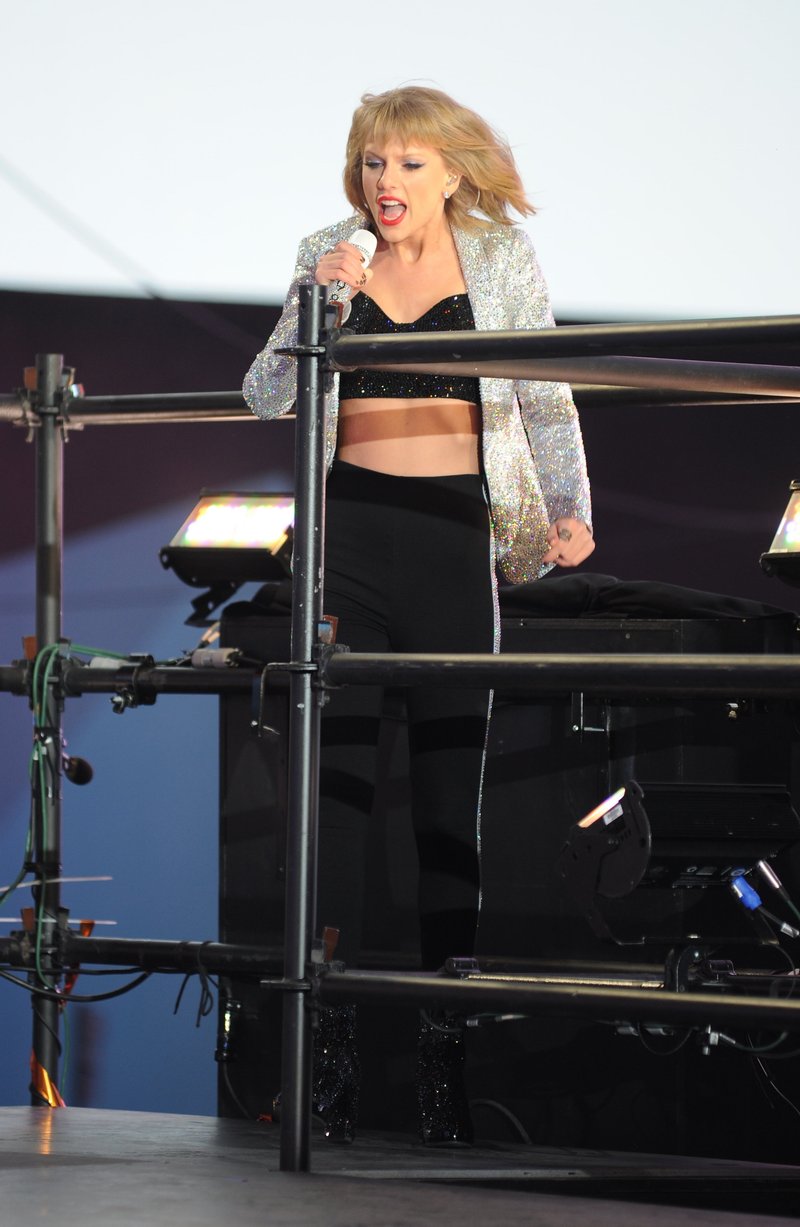 Taylor Swift at Dick Clark’s New Year’s Rockin’ Eve with Ryan Seacrest — photo 289