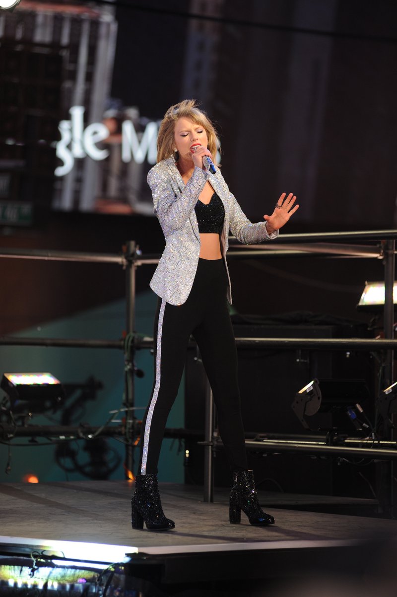 Taylor Swift at Dick Clark’s New Year’s Rockin’ Eve with Ryan Seacrest — photo 292