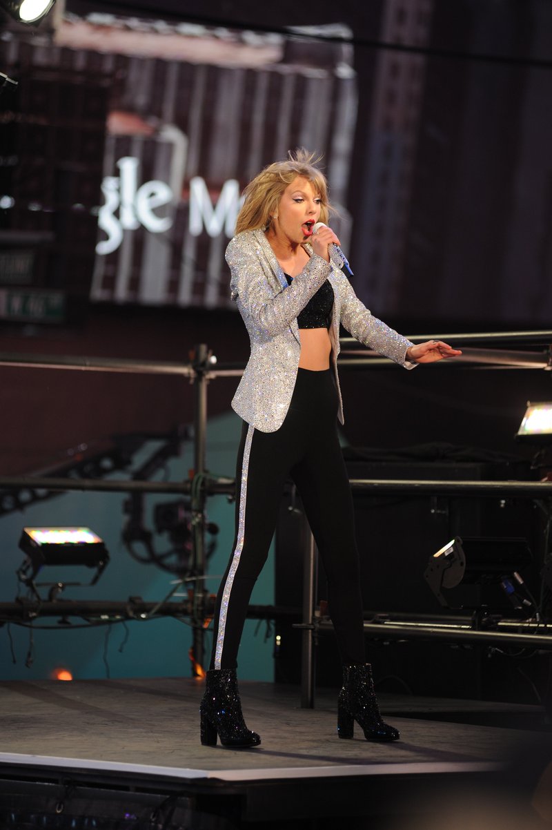 Taylor Swift at Dick Clark’s New Year’s Rockin’ Eve with Ryan Seacrest — photo 293