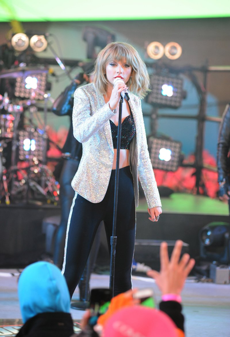 Taylor Swift at Dick Clark’s New Year’s Rockin’ Eve with Ryan Seacrest — photo 294