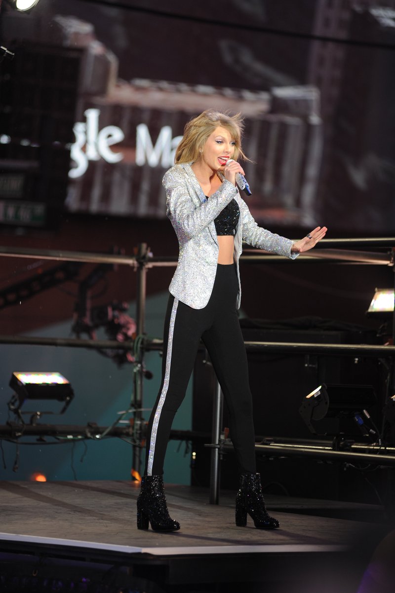 Taylor Swift at Dick Clark’s New Year’s Rockin’ Eve with Ryan Seacrest — photo 295