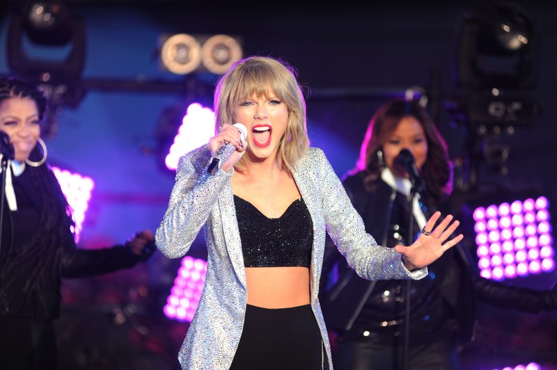 Taylor Swift at Dick Clark’s New Year’s Rockin’ Eve with Ryan Seacrest — photo 302