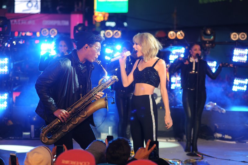 Taylor Swift at Dick Clark’s New Year’s Rockin’ Eve with Ryan Seacrest — photo 311