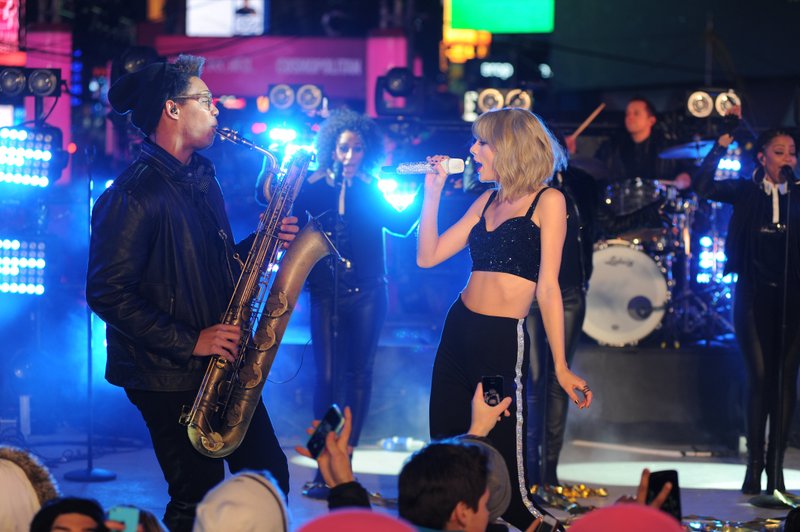 Taylor Swift at Dick Clark’s New Year’s Rockin’ Eve with Ryan Seacrest — photo 312