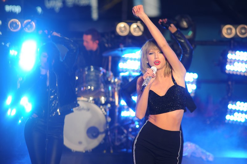 Taylor Swift at Dick Clark’s New Year’s Rockin’ Eve with Ryan Seacrest — photo 325