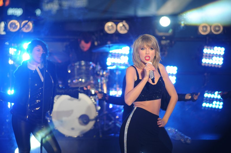 Taylor Swift at Dick Clark’s New Year’s Rockin’ Eve with Ryan Seacrest — photo 330
