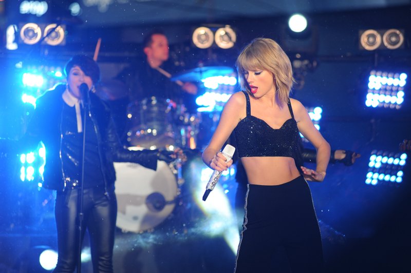 Taylor Swift at Dick Clark’s New Year’s Rockin’ Eve with Ryan Seacrest — photo 331