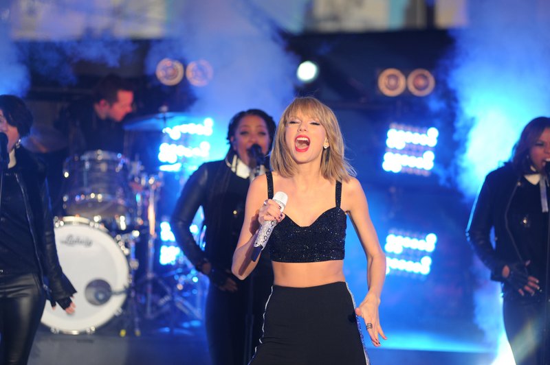 Taylor Swift at Dick Clark’s New Year’s Rockin’ Eve with Ryan Seacrest — photo 335