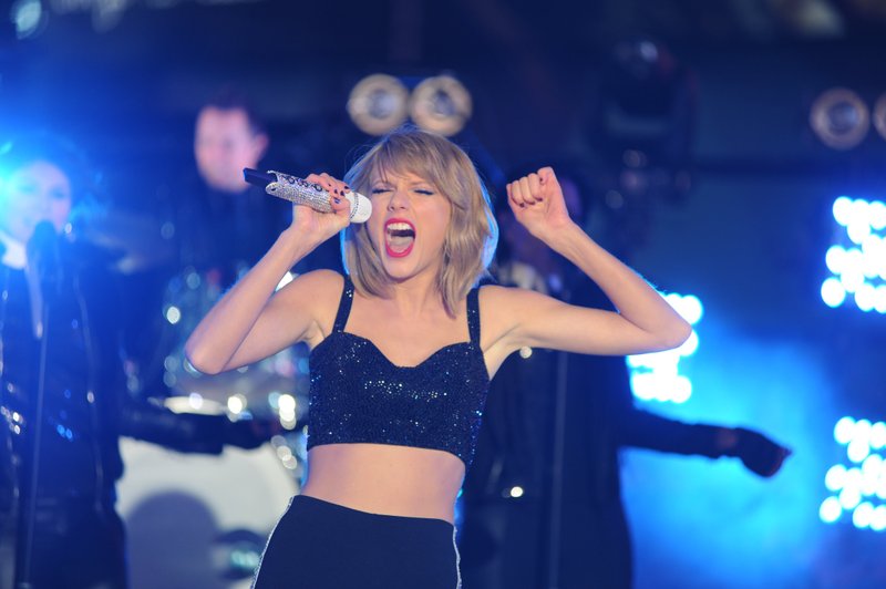 Taylor Swift at Dick Clark’s New Year’s Rockin’ Eve with Ryan Seacrest — photo 349